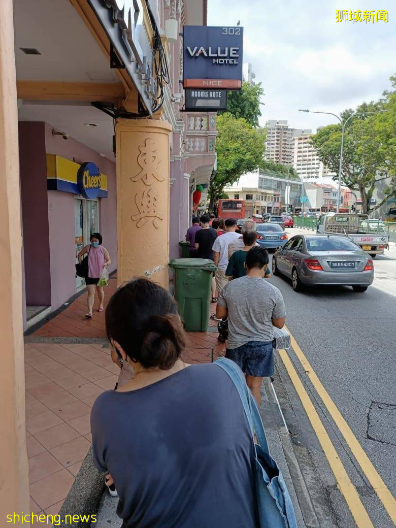 狮城老字号粽子店排长龙   商家：生意比疫情前好