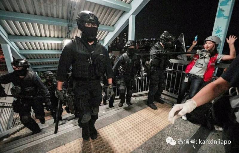 香港警察举棍直指新加坡记者？事实却是