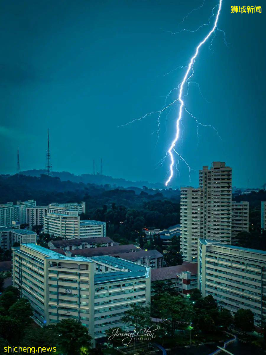 实拍新加坡奇异天象!黑云压境,闪电从天劈下