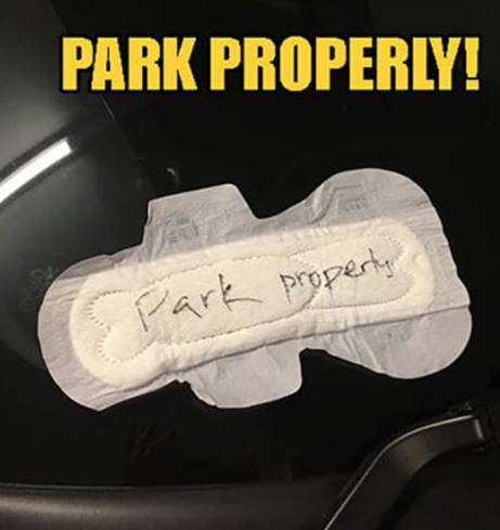 用卫生巾给违停车主留言,这招是比骂人还狠