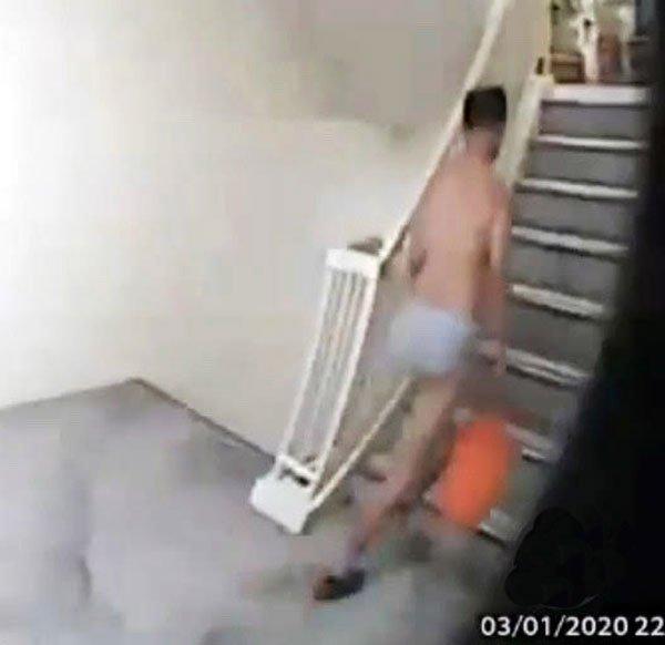 底裤叔 走廊浇花 反呛:没犯法只是不雅