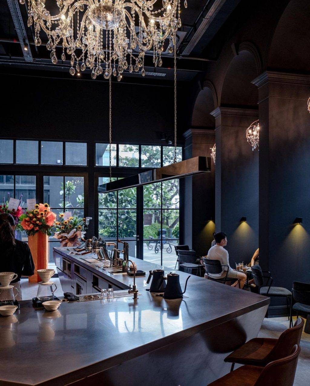 神秘魔幻黑暗大樓🏛內藏Alchemist咖啡館☕低調奢華風格、手作咖啡面包,承包你的早午餐🖤