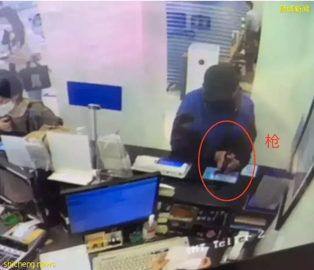 新加坡男子拿玩具枪、纸条抢银行!卷走2000新搭巴士逃走,已被抓