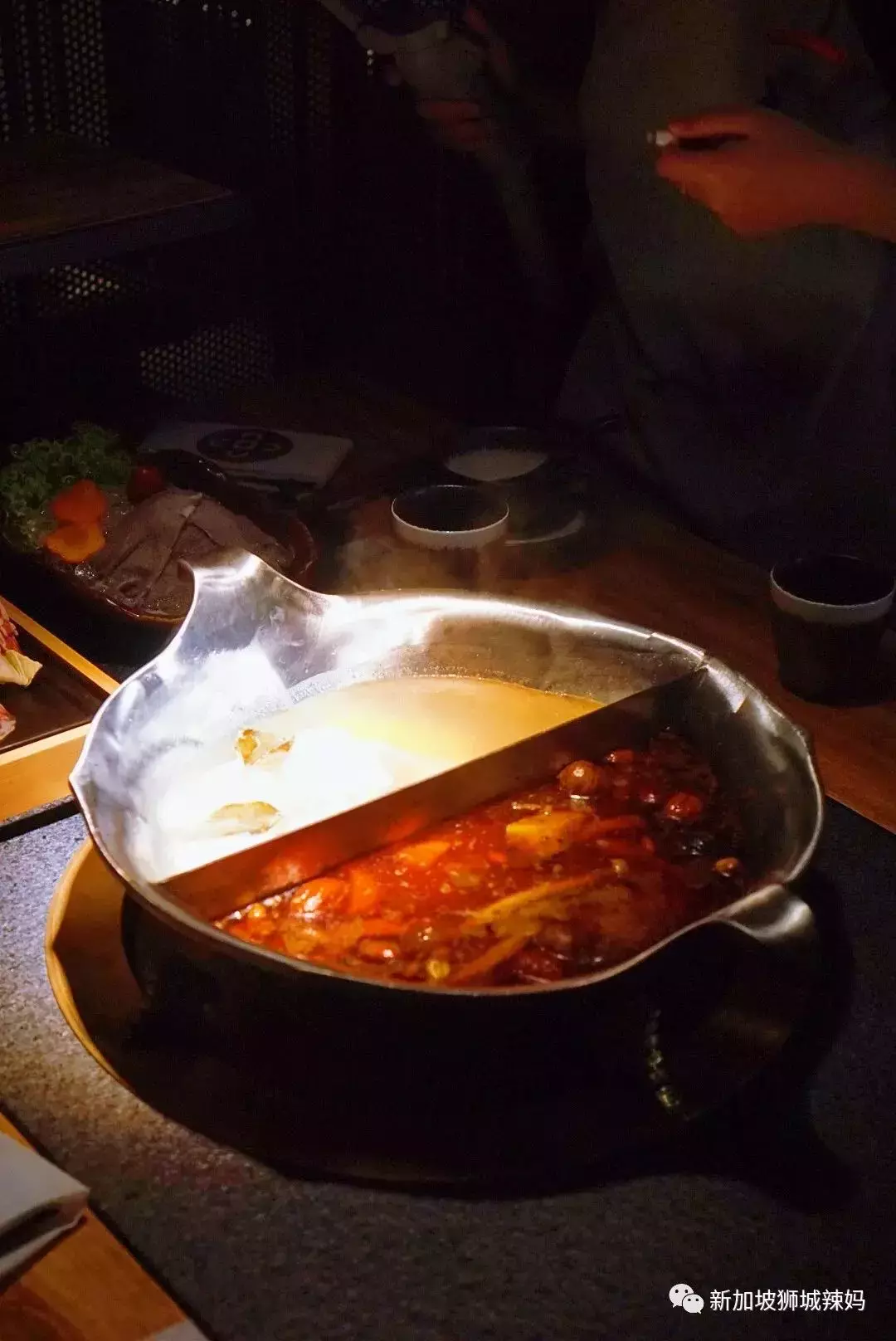 排队5小时!网红凑凑火锅来新加坡了!锅底无限续、奶茶免费喝!菜品大曝光