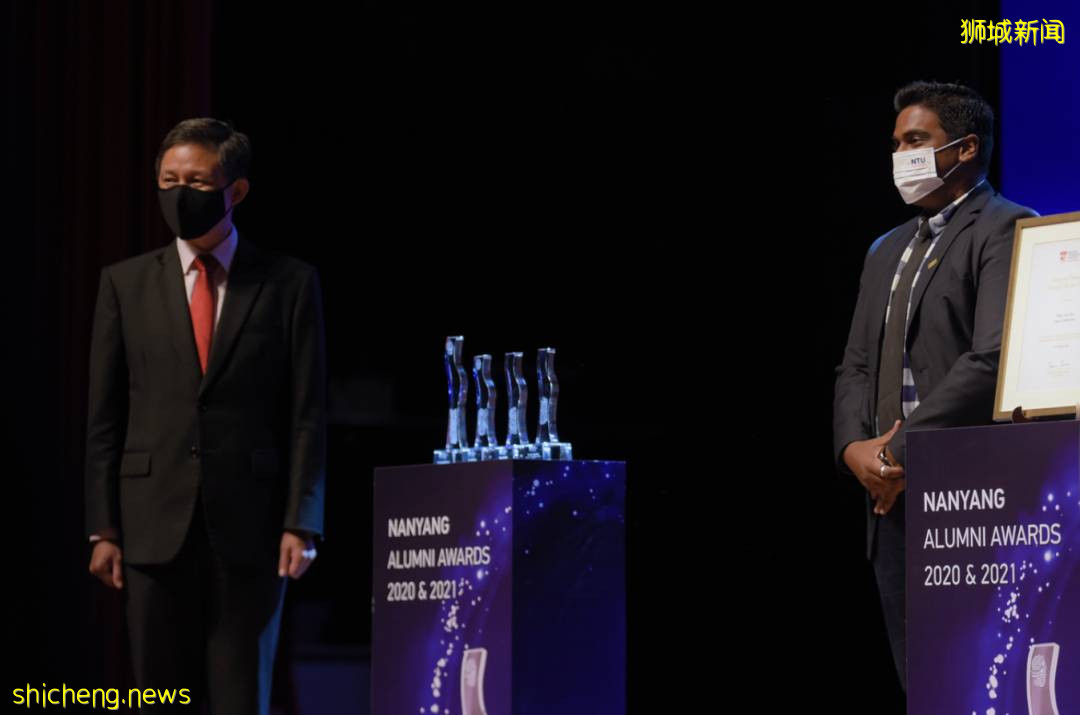 南洋理工大学表彰多位杰出校友