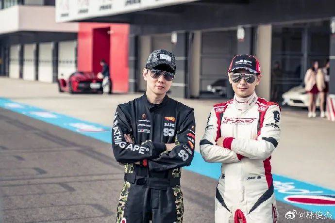 林俊杰回到新加坡过年啦！还在滨海湾骑车遛圈