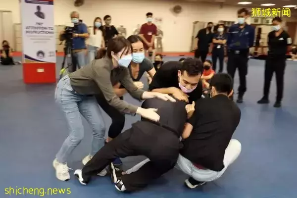 若擒拿警棍电击枪都无效 警方开枪阻嫌犯必射身躯防伤旁人