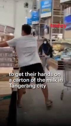 印尼淪陷!日增近4萬例、上千人死亡!警察扮鬼、民衆搶牛奶,新加坡送救援物資