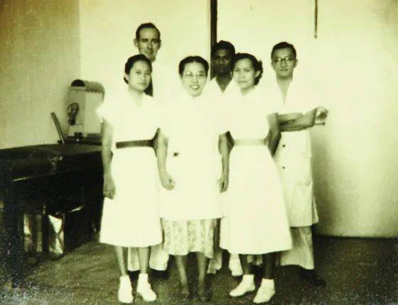 新加坡这位104岁老人荣获国大荣誉博士学位