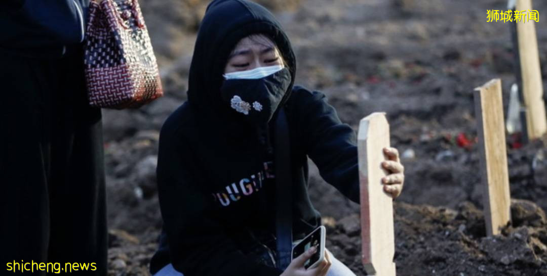 印尼淪陷!日增近4萬例、上千人死亡!警察扮鬼、民衆搶牛奶,新加坡送救援物資