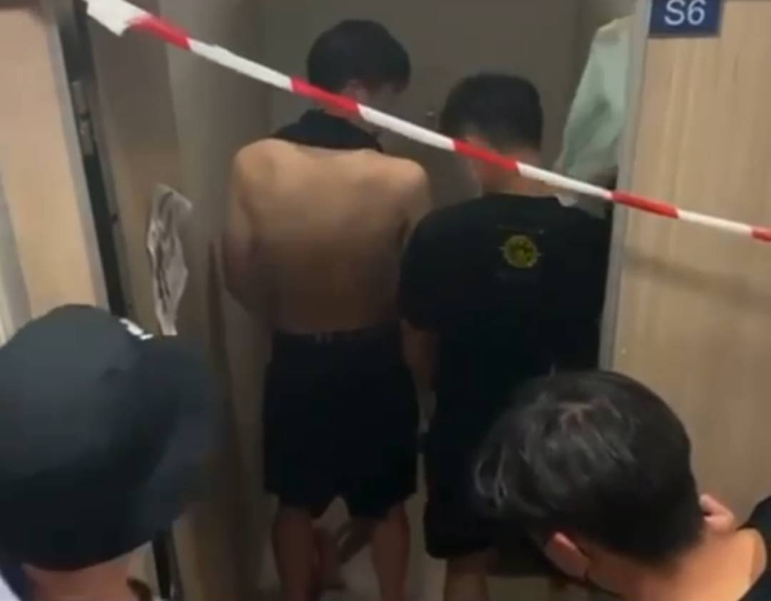 理工学院男厕所惊现霸凌！受害者被尿了一身，却出来为施暴者洗白