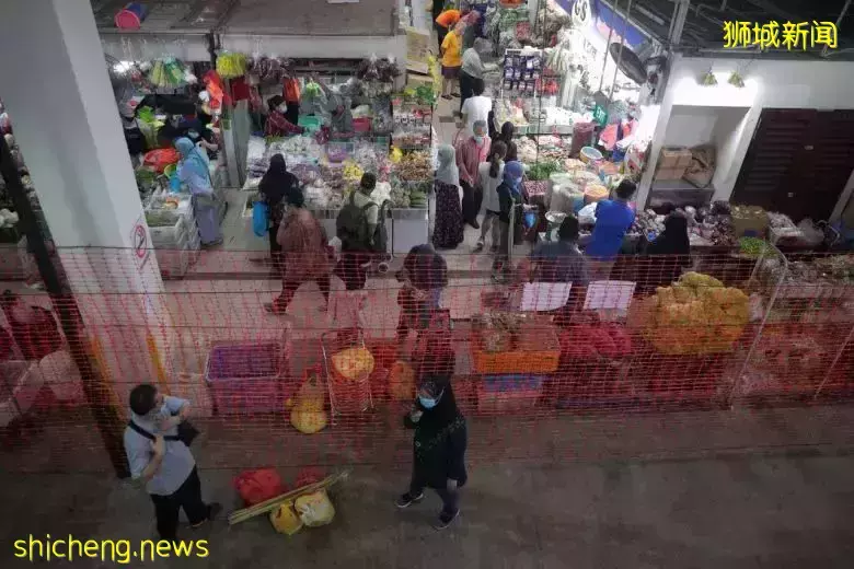 新加坡公司高管为三餐温饱打电话求助！“工资跟不上涨价...”