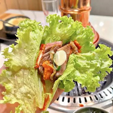 新加坡第一間韓式原木炭火烤肉,無限量啤酒、小菜,High起來