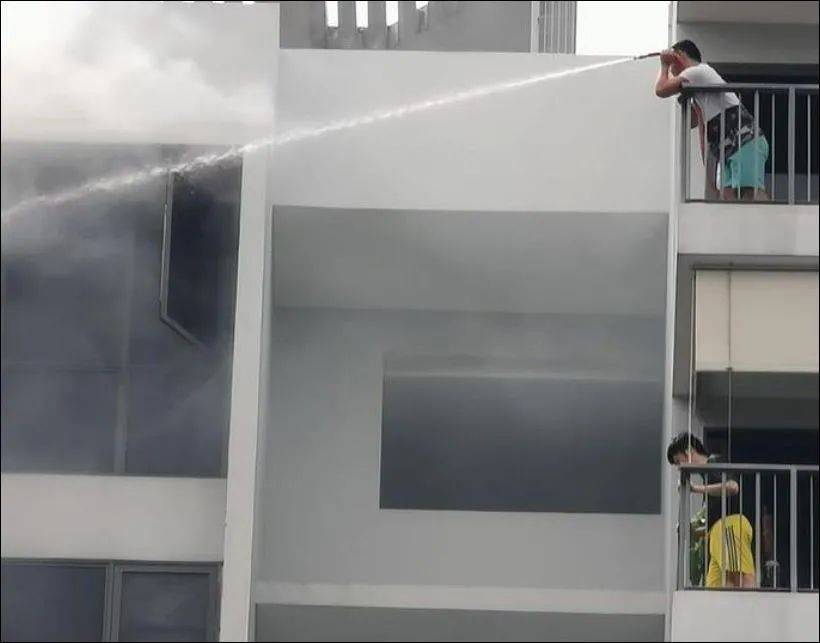 新加坡榜鵝公寓燃起熊熊烈火！窗戶融化，一片焦黑