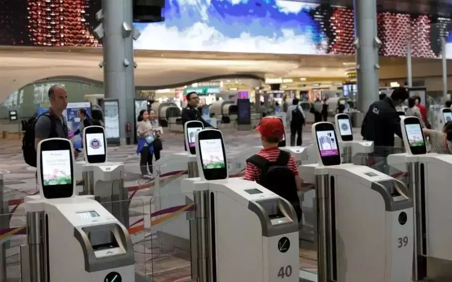 带孩子新加坡求学,没想到一待十几年,还成了新移民