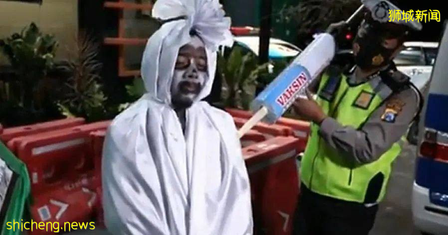 印尼淪陷!日增近4萬例、上千人死亡!警察扮鬼、民衆搶牛奶,新加坡送救援物資