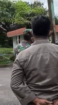 实拍！房屋被毁、老妇被强硬拖走，巴淡岛住户向新加坡求助