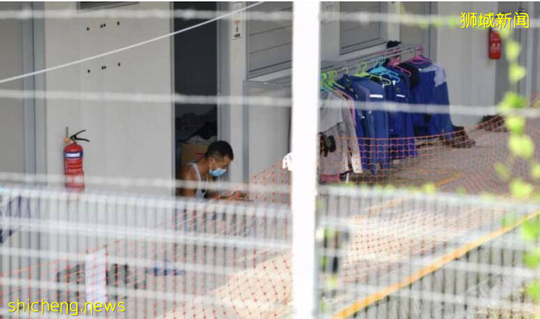 新加坡镇暴警察围堵客工宿舍!官方回复:客工有攻击性行为