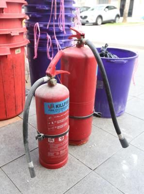 烧肉烤一半 厨房陷火海 烧腊店两员工冒险灭火