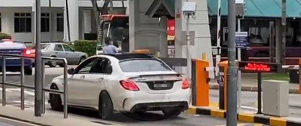 半身伸出天窗挥手   小童乘车“胜利游行”