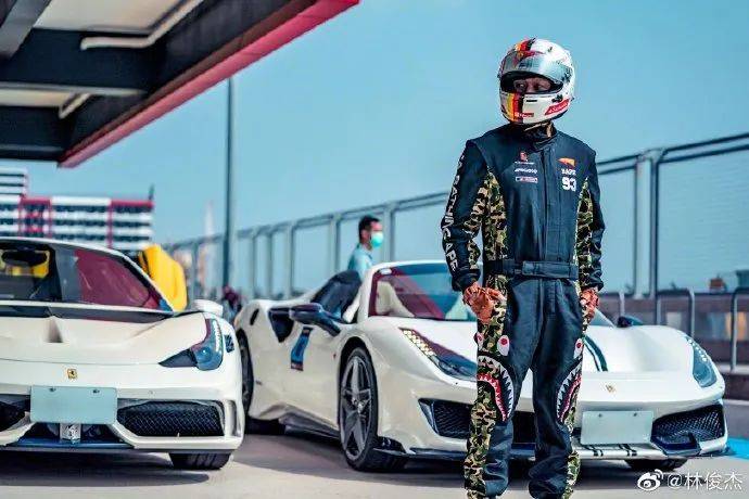 林俊杰回到新加坡过年啦！还在滨海湾骑车遛圈