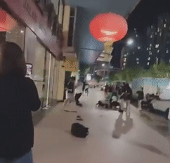 年轻男女当街群殴，惊动警方到场！7男子被捕，2人送院