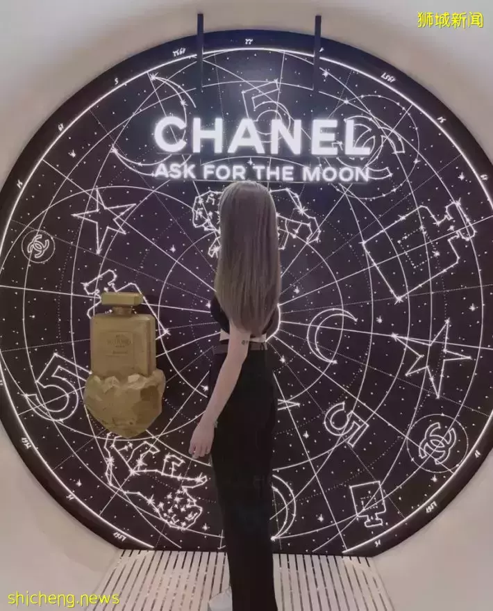 乌节路巨型香奈儿圣诞树!超美超梦幻,打卡拍照还可以领取Chanel徽章哦