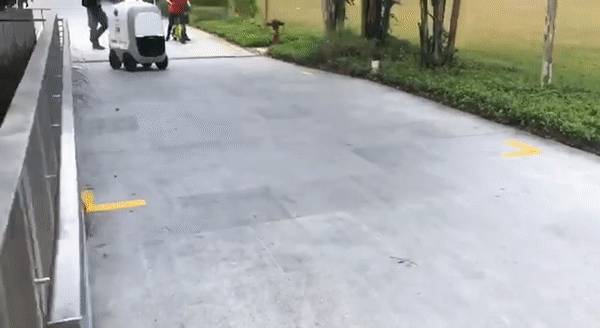 新加坡送貨機器人驚豔全世界！遇人會轉彎、半小時送達！現在免費