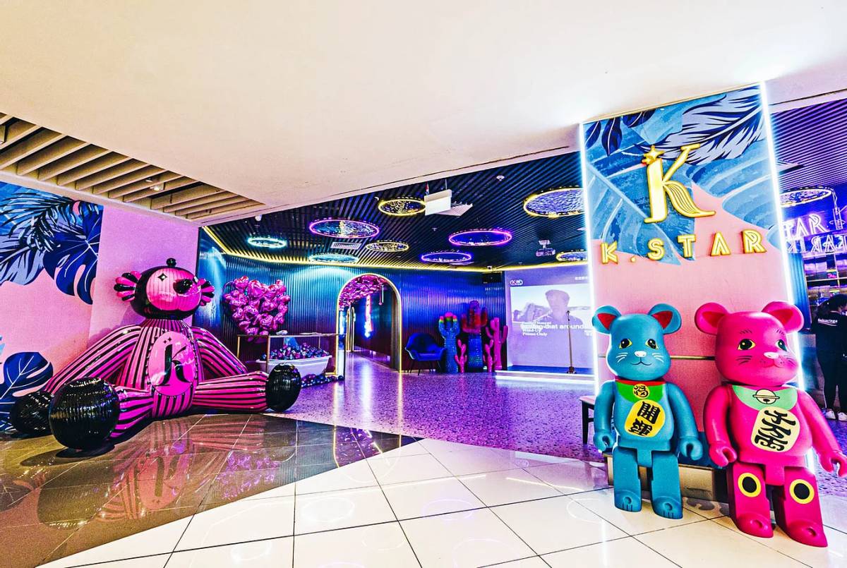 特色主題K歌房🎙️新加坡三家分店的“K.STAR”卡拉OK💥人均消費不到S$4！聽歌+美食嗨皮一整天