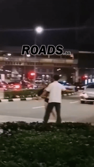 与德士司机起冲突,女子新加坡街头扒衣,近乎全裸!