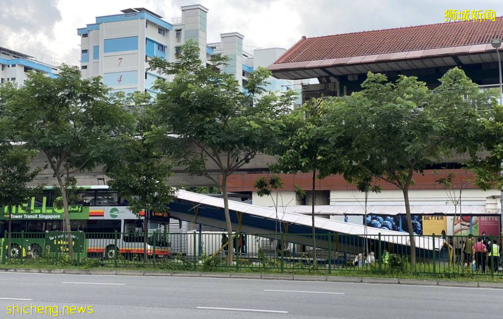 實拍新加坡巴士撞進德士站!頂棚倒塌、多人受傷,部長到場