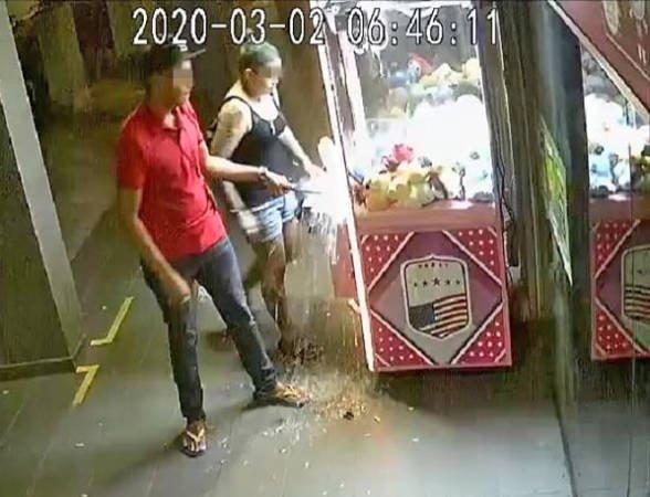 用钥匙开锁失败 男女硬撬夹娃娃机