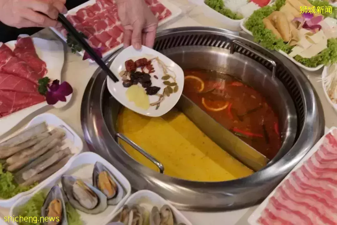 新加坡這家九宮格火鍋太贊了！不限量自助、免費湯底、送飲料