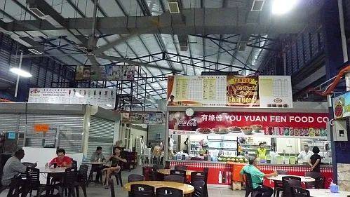 噩夢成真！新加坡食閣的巨型吊扇掉下來砸傷了人，血流不止