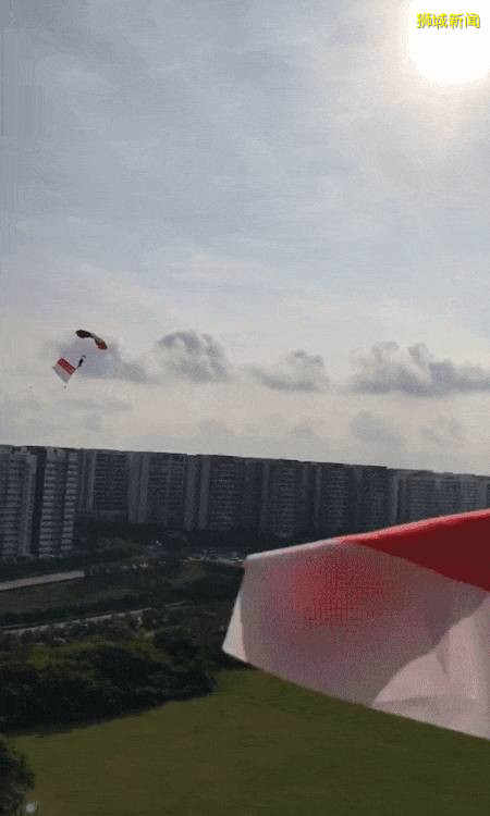 坦克、戰鬥機、傘兵出動!55年了,新加坡終于讓全世界感動哭泣