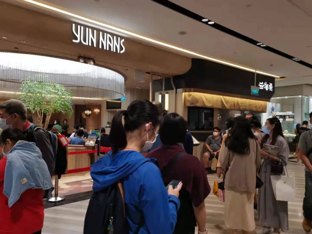 擠！爆！了！2020在家待了一整年，年底了，全新加坡的人都上街排隊