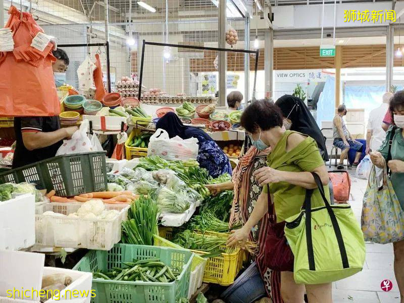 用手摸菜或会传播病毒 专家建议菜贩包装蔬菜