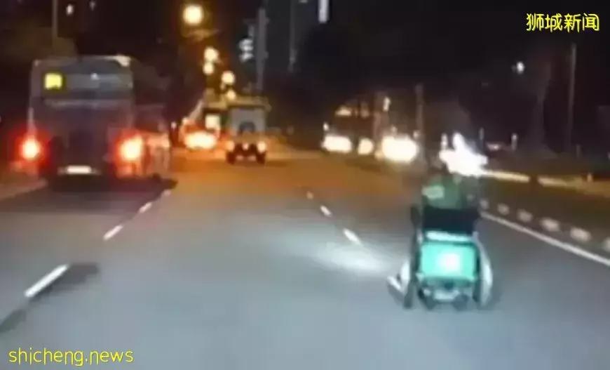 惊险！新加坡残疾男子坐电动轮椅在公路上高速送餐，吓煞路人