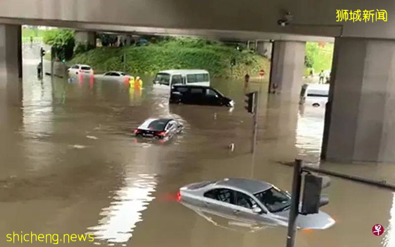 新加坡今早突发性淹水 大水淹13辆车 民防救出5司机