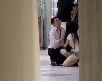 视频疯传：疑似中国女孩吃醋，当众撕扯抢夺新加坡男友手机