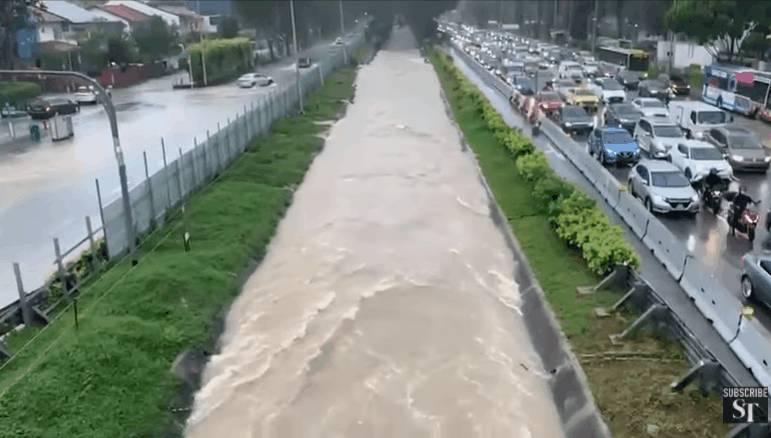 昨天!新加坡遭40年来最强暴雨袭击,全岛多处被洪水淹没,驾车犹如水中行船