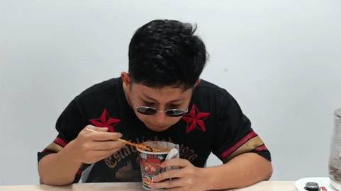 實拍!疫情期間自虐!在新加坡挑戰全球第一辣的泡面!