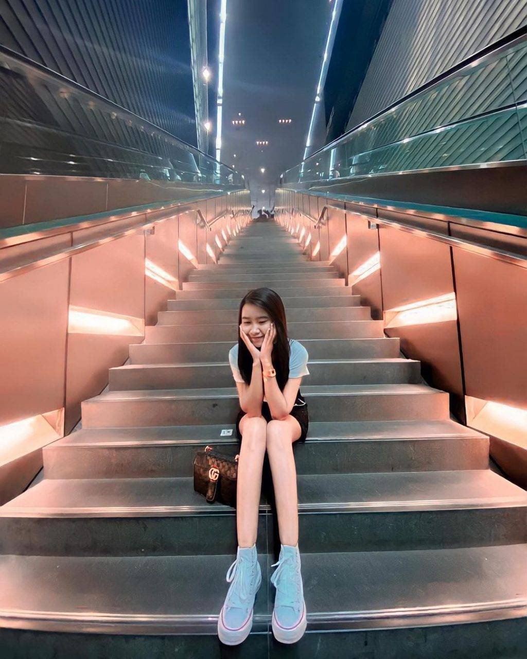 拿出手机猛拍一顿✨新加坡必打卡地铁站🚇糖果色系、暗黑风格，分分钟拍摄出酷炫照片📷 