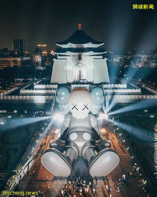 終于等到你！“KAWS:HOLIDAY” 世界巡回展來到新加坡！42米雕塑作品空降濱海灣