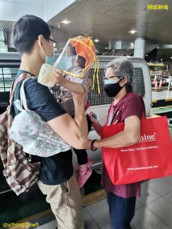 赴新加坡与爸妈团聚 离别祖父母 女童大哭