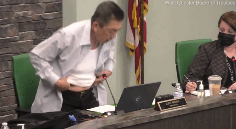 震驚!美國華裔官員被逼當場脫衣,回應歧視和汙蔑!新加坡也有“隱性歧視”嗎