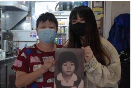 女小贩六岁女儿突然走失,新加坡出动警犬终让一家团聚