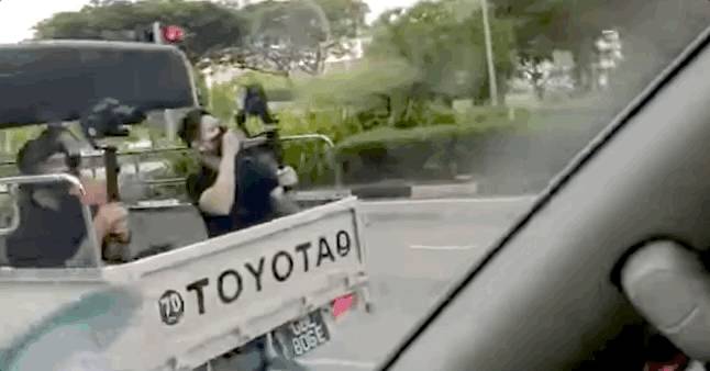 新加坡惊现40多辆豪车车队，绕财富之泉不停转圈！他们是在“做法”吗