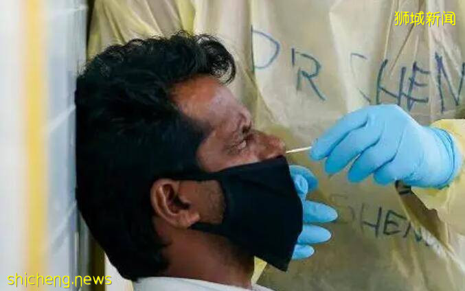 新加坡客工做核酸需“自捅”,体验客工自述:自己捅自己,比别人捅自己舒服多了