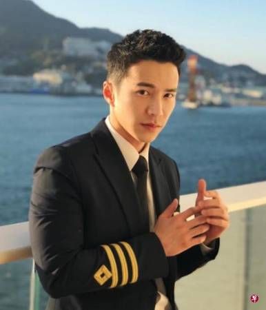 王冠逸新剧首播 游轮大副造型酷帅